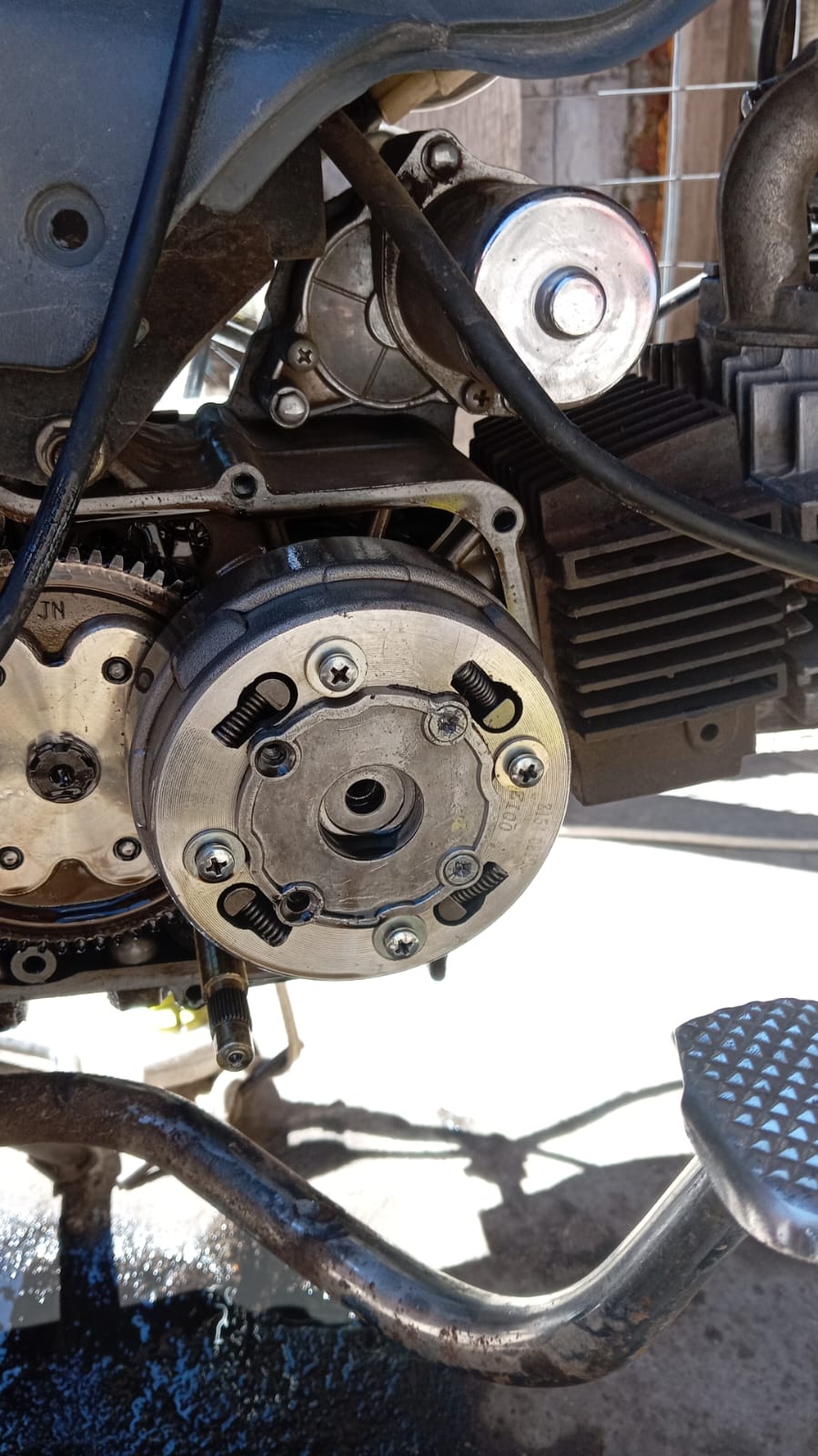 Revisión de discos y campana de embrague de moto