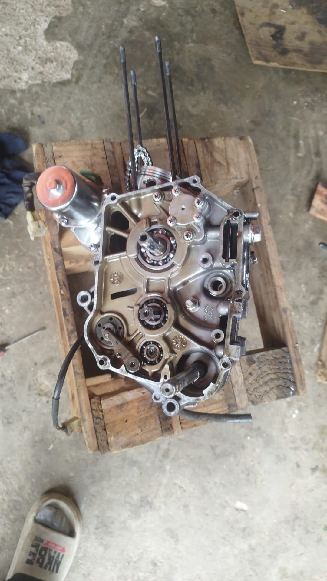 Motor de moto abierto en banco de taller durante revisión interna