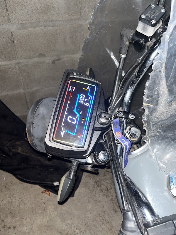 Tablero digital de moto instalado y funcionando, foto subida por Facundo González en Google Maps
