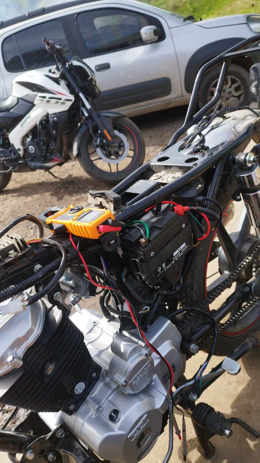 Diagnóstico eléctrico de moto con multímetro conectado