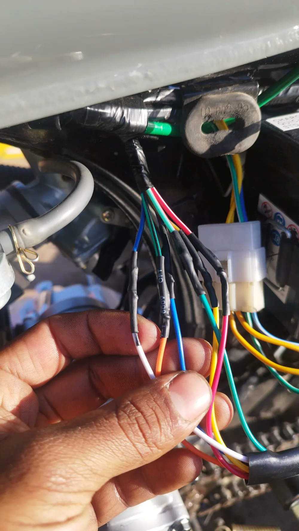Conexiones eléctricas protegidas durante la reparación del cableado de una moto